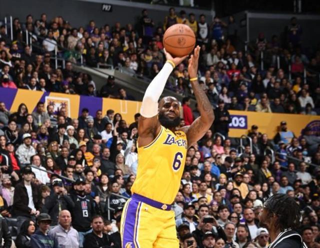 开云体育网站-詹皇轰46分难阻对快艇10连败！对30队砍30+创神迹